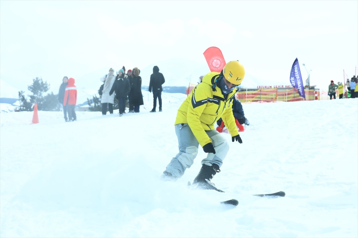 Erzurum'da, Atatürk Üniversitesince hazırlanan yeni kızak pistinde kayak ve kızağın yanında "snow...