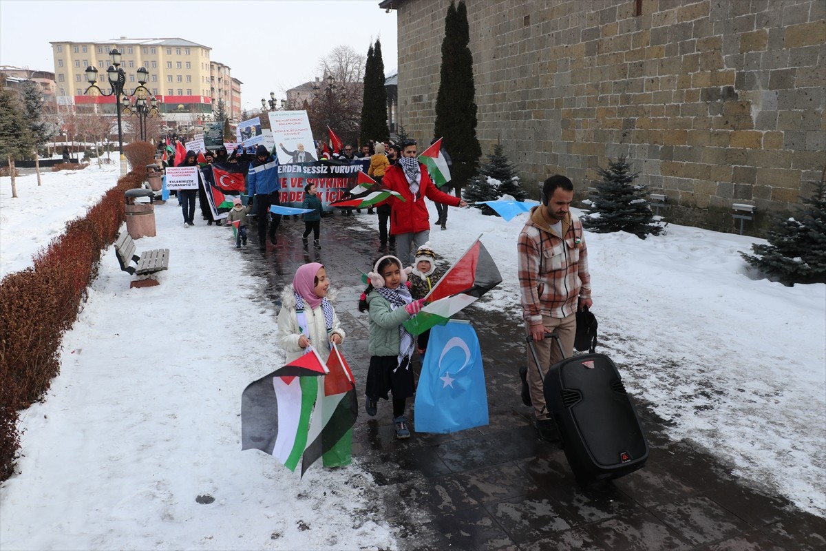 Erzurum'da hekimler ve sağlık çalışanları, İsrail'in Gazze'ye yönelik saldırılarını protesto etmek...
