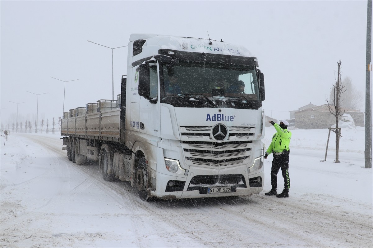  Erzurum'da olumsuz hava koşulları nedeniyle ulaşımda aksamalar yaşanıyor.