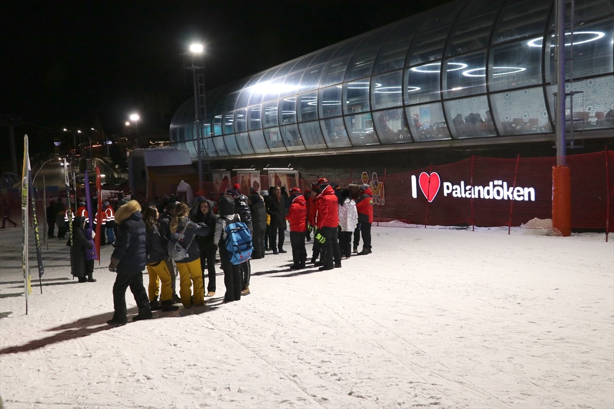 Erzurum'da Palandöken Kayak Merkezi'nin 3 bin rakımlı pistinde "Erzurum Valiliği 1. Geleneksel...