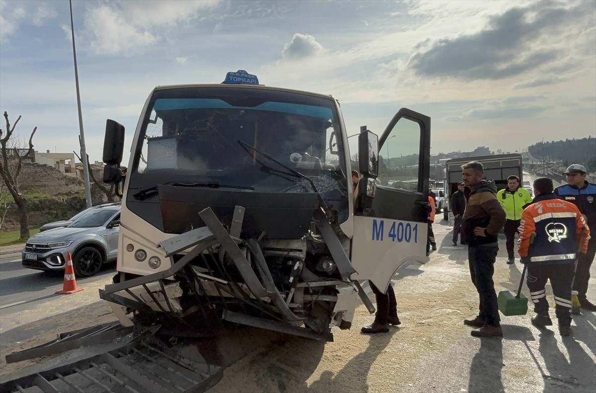 Fatih'te kontrolden çıkarak çelik bariyere çarpan minibüsün sürücüsü ağır yaralandı. Kaza...