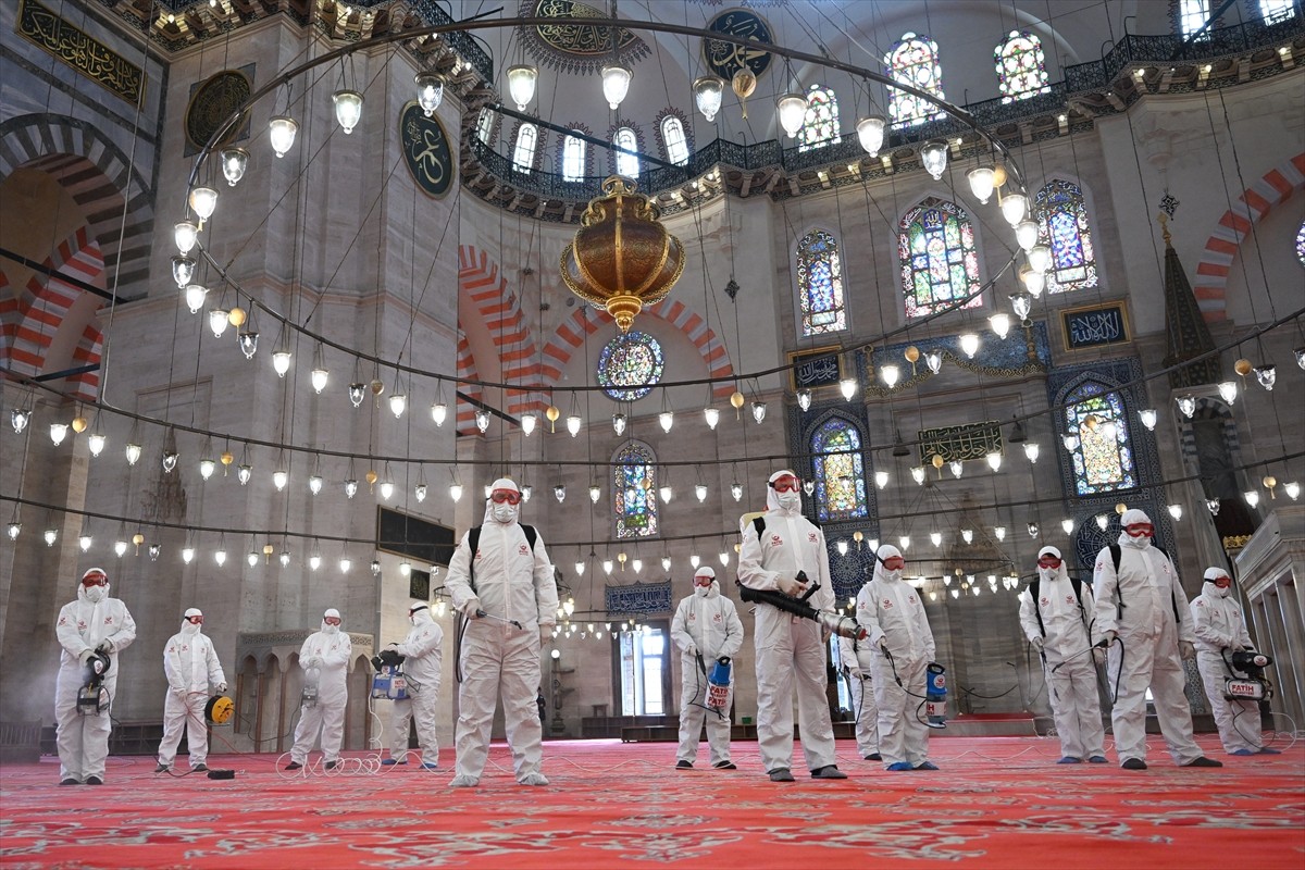 Fatih Belediyesi ekipleri, tarihi yarımadadaki camilerde ramazan ayı öncesi yaptığı dezenfeksiyon...