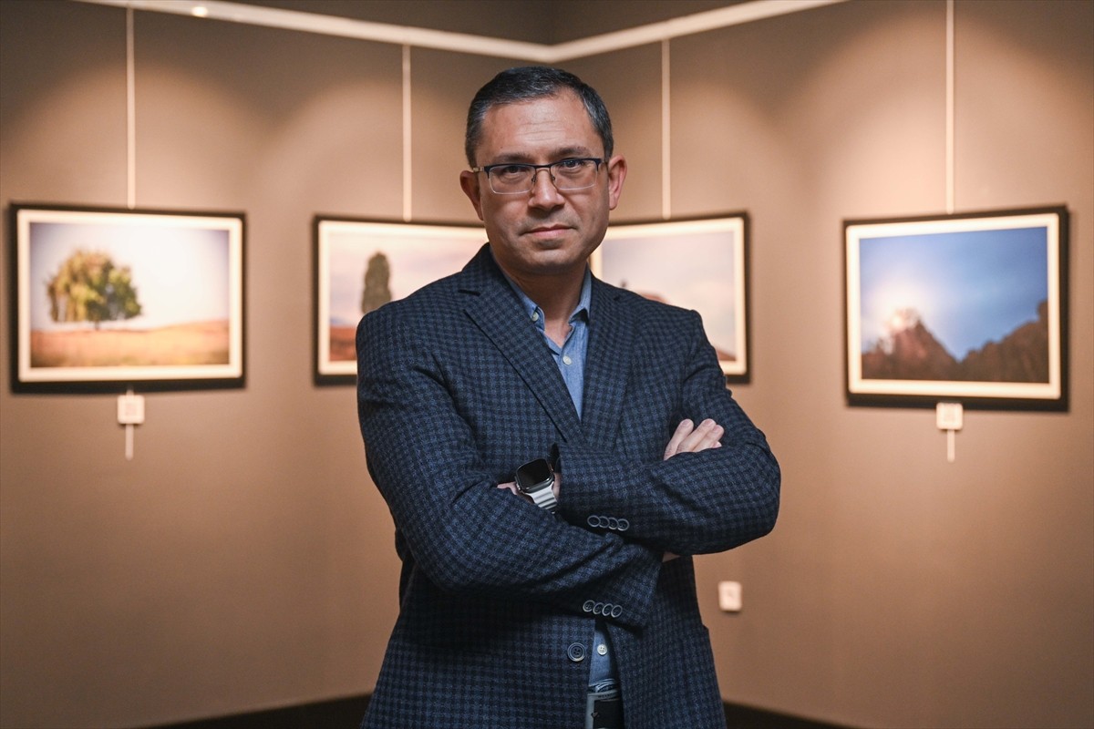 Fotoğrafçı ve akademisyen Barış Konor, ikinci kişisel fotoğraf sergisi "Tek ve Hür"ü...