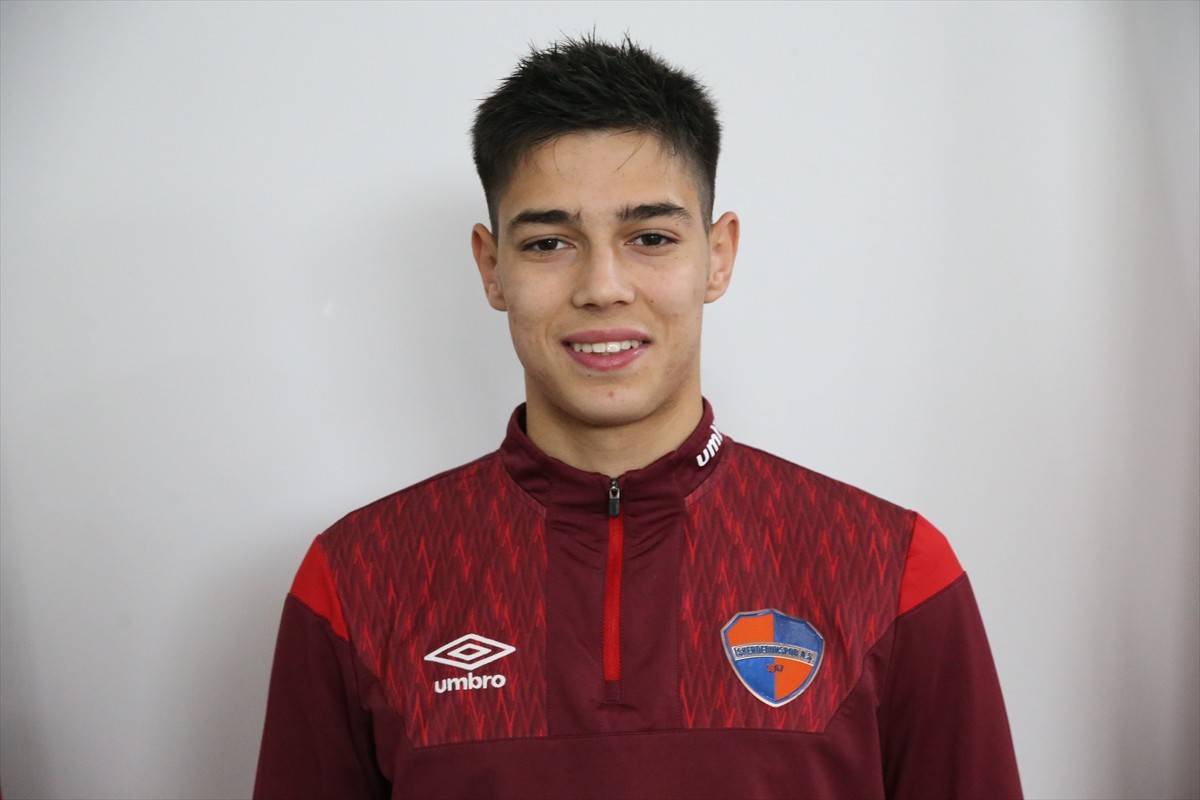 Galatasaray'ın altyapısında yetiştikten sonra bonservisi sezon sonuna kadar Nesine 2. Lig ekibi...