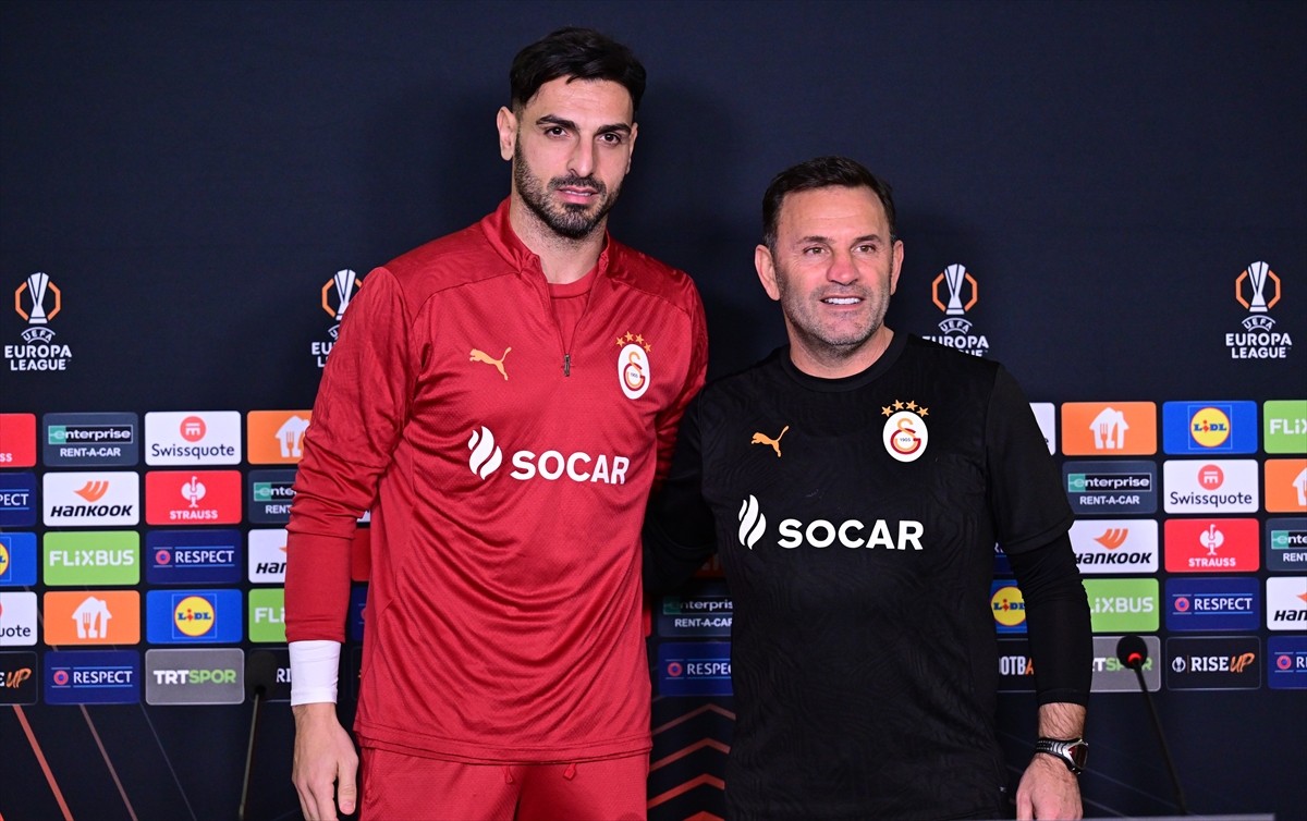 Galatasaray Teknik Direktörü Okan Buruk (sağda), UEFA Avrupa Ligi son 16 play-off turu ikinci...