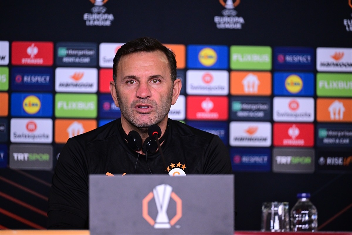 Galatasaray Teknik Direktörü Okan Buruk (sağda), UEFA Avrupa Ligi son 16 play-off turu ikinci...