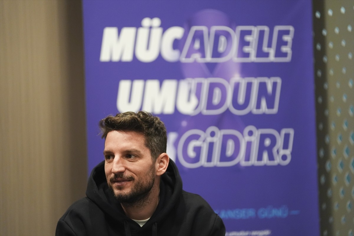 Galatasaraylı futbolcular Dries Mertens ile Berkan Kutlu, Dünya Kanser Günü dolayısıyla düzenlenen...