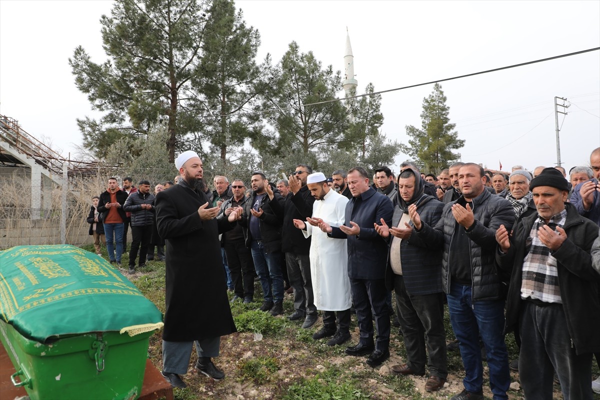 Gaziantep'in Nizip ilçesinde yakıt tankerinin patlaması sonucu hayatını kaybeden 2 kişi toprağa...