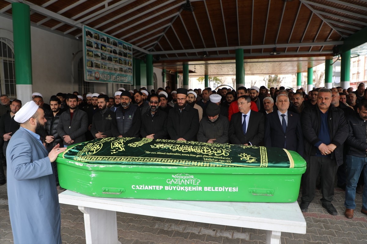 Gaziantep'in Nizip ilçesinde yakıt tankerinin patlaması sonucu hayatını kaybeden 2 kişi toprağa...