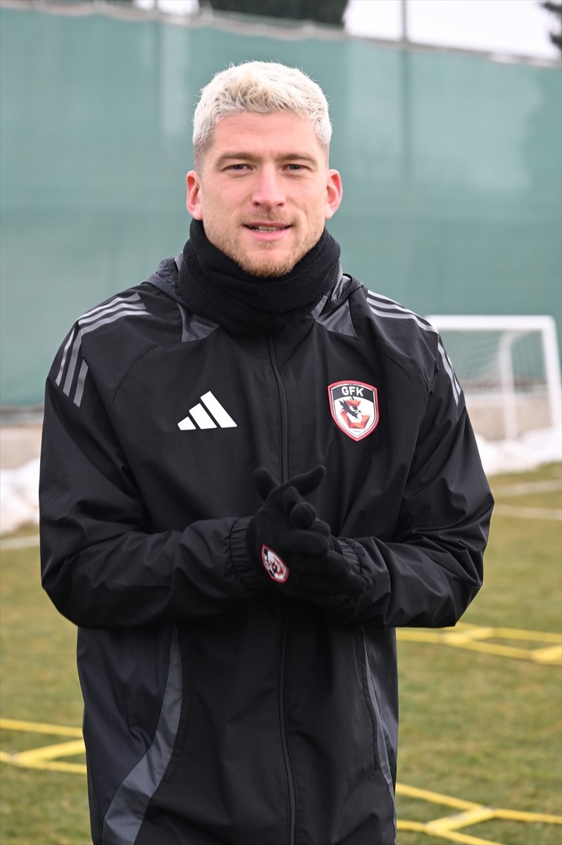 Gaziantep FK'nin Adana Demirspor'dan transfer ettiği Semih Güler (önde), kulüp tesislerindeki...