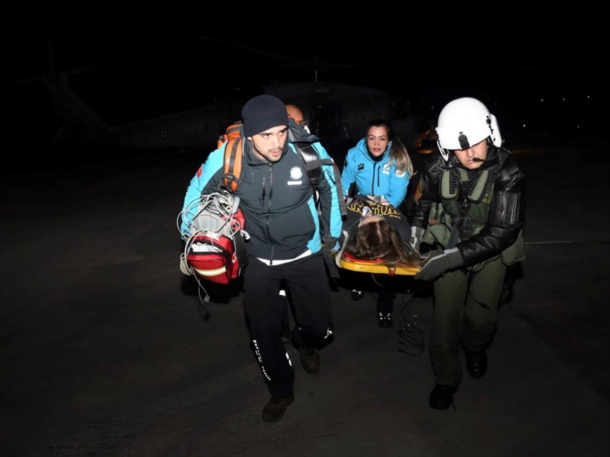 Gökçeada'da olumsuz hava koşulları nedeniyle yapılamayan feribot seferleri dolayısıyla bir...