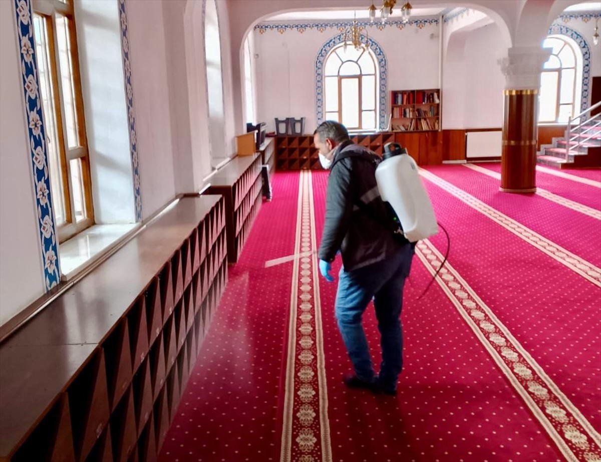 Görevlendirme yapılan Van Büyükşehir Belediyesi, ramazan öncesi kentteki camilerde temizlik...