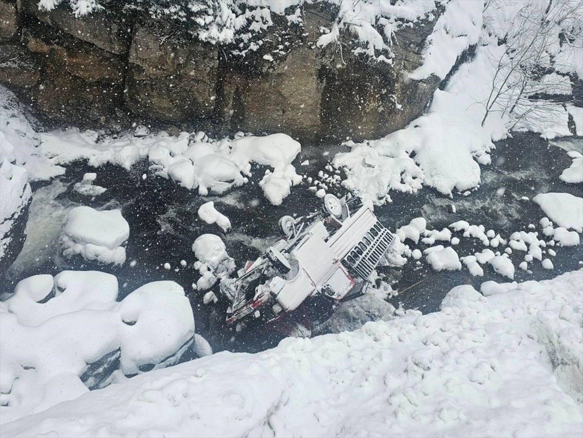  Gümüşhane'nin Kürtün ilçesindeki trafik kazasında dereye yuvarlanan kamyonetteki 5 kişi...