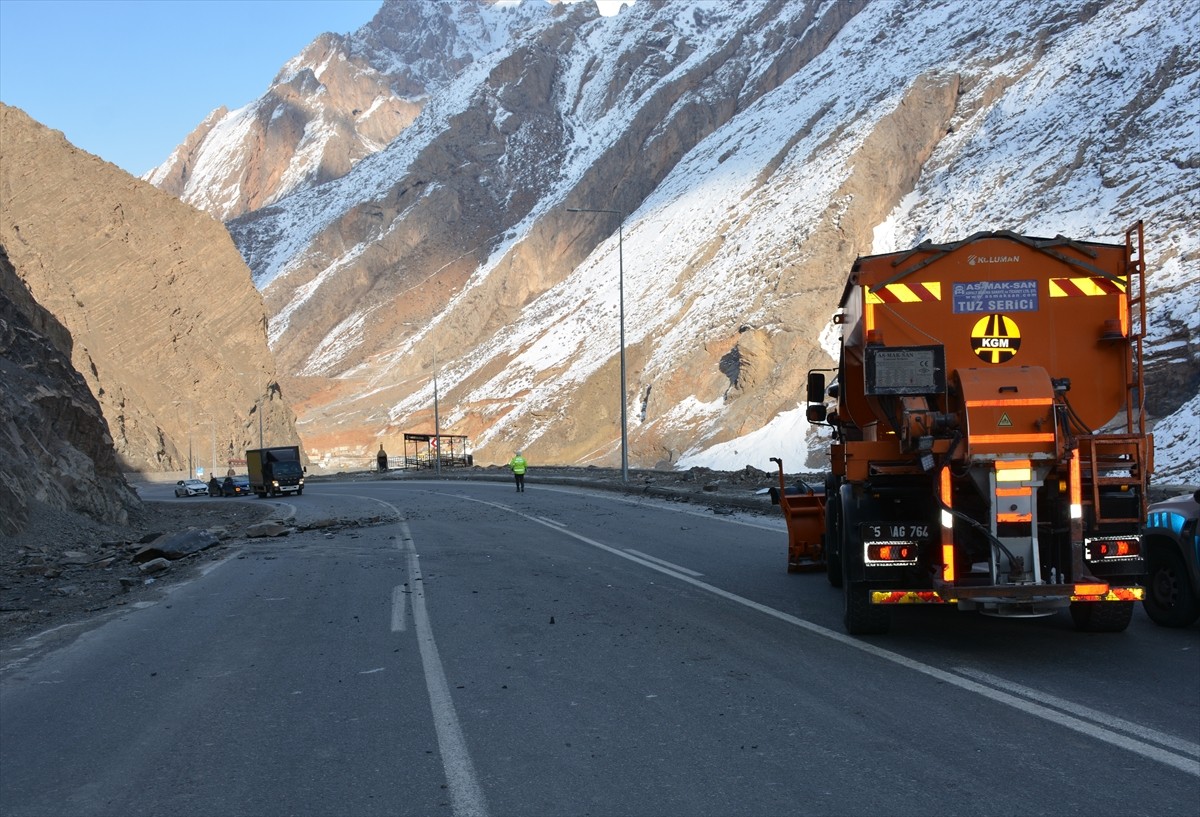 Hakkari'de dağdan kopan kayanın isabet ettiği otomobil hasar gördü.