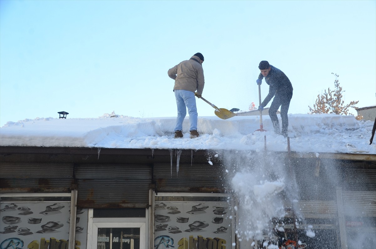 Hakkari'nin Yüksekova ilçesinde vatandaşlar, yoğun kar yağışı sonucu ev ve iş yerlerinin...
