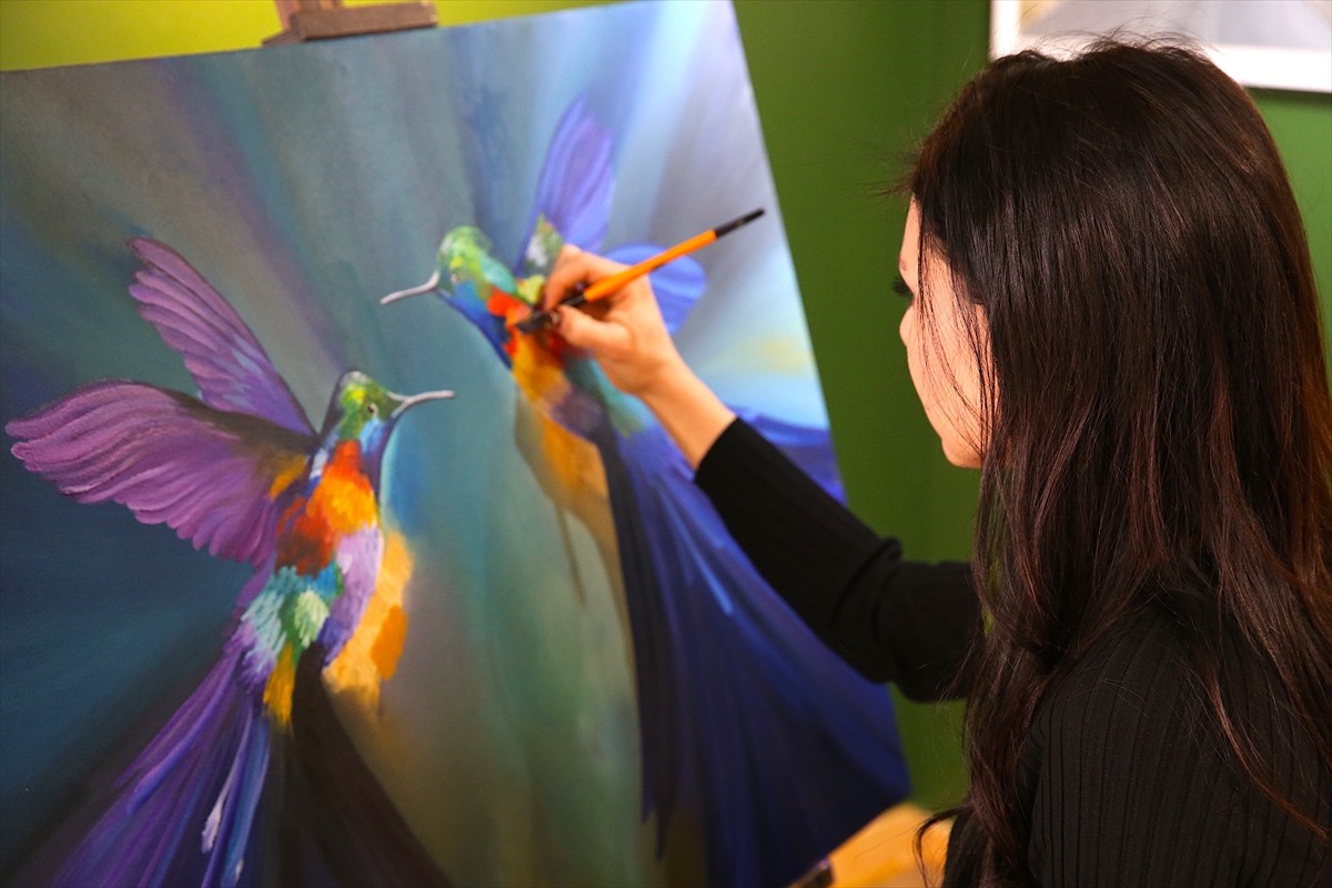 Hatay'da depremde iş yeri yıkılan 37 yaşındaki ressam Derya Tatlıcı, afetzede sanatçıların...