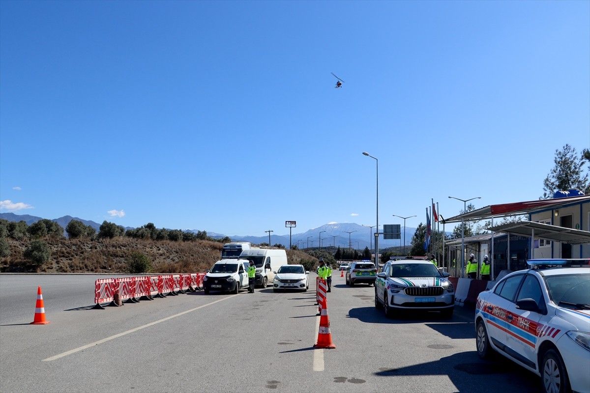 Hatay'da otoyol jandarmasınca 4 ilçede cayrokopter destekli trafik denetimi gerçekleştirildi...