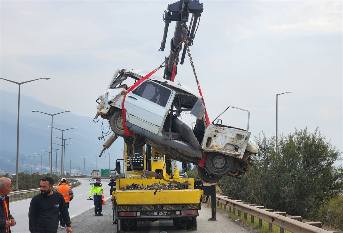 Hatay'ın Dörtyol ilçesinde, tırla otomobilin çarpışması sonucu 2 kişi öldü, 1 kişi...
