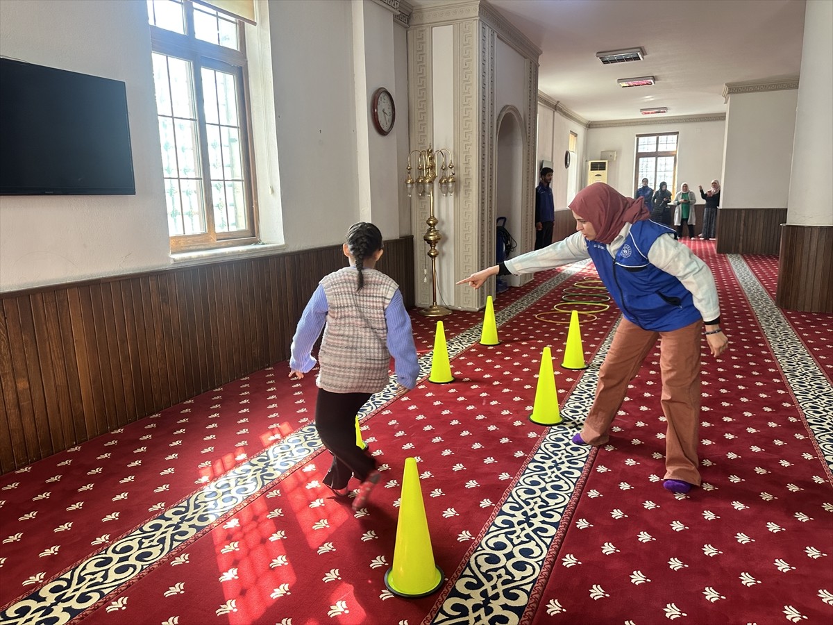 Hatay'ın Dörtyol ilçesinde yetim çocuklar için camide etkinlik düzenlendi.