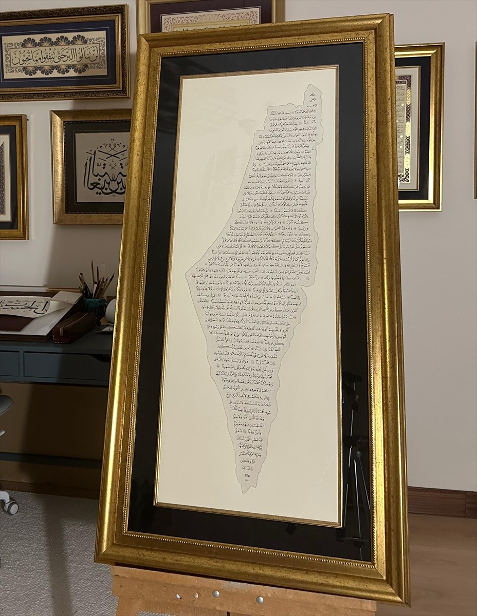 Hattat Elif Karadaş, Filistin davasına destek vermek için Fetih Suresi'nin tamamını hat eseri...