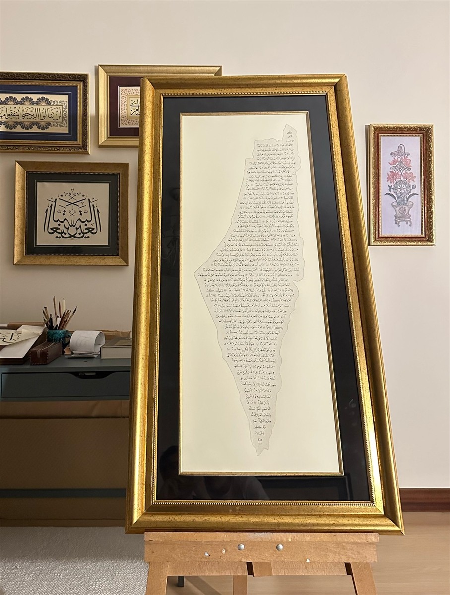 Hattat Elif Karadaş, Filistin davasına destek vermek için Fetih Suresi'nin tamamını hat eseri...