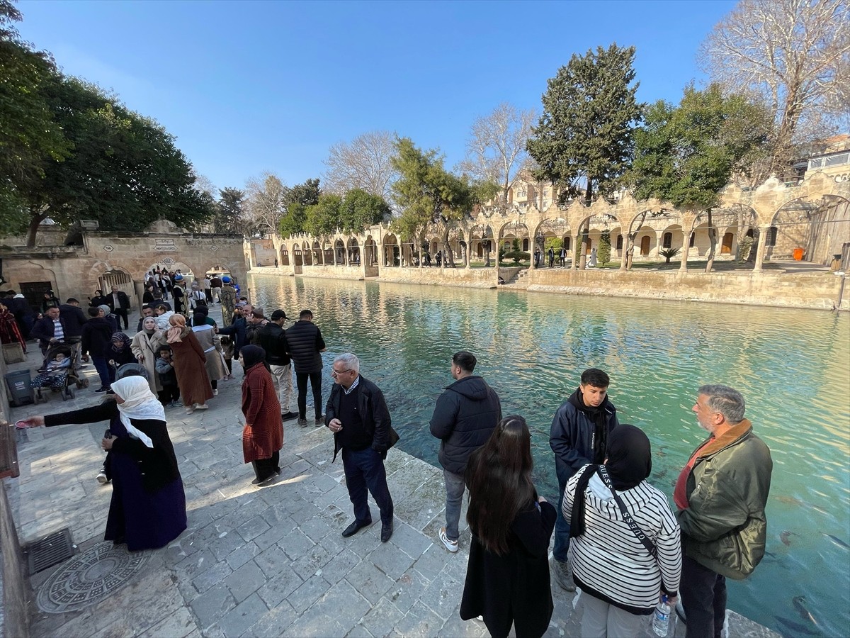 Hava sıcaklığının 15 derece civarında olduğu Şanlıurfa'da, güneşli havayı fırsat bilenler...