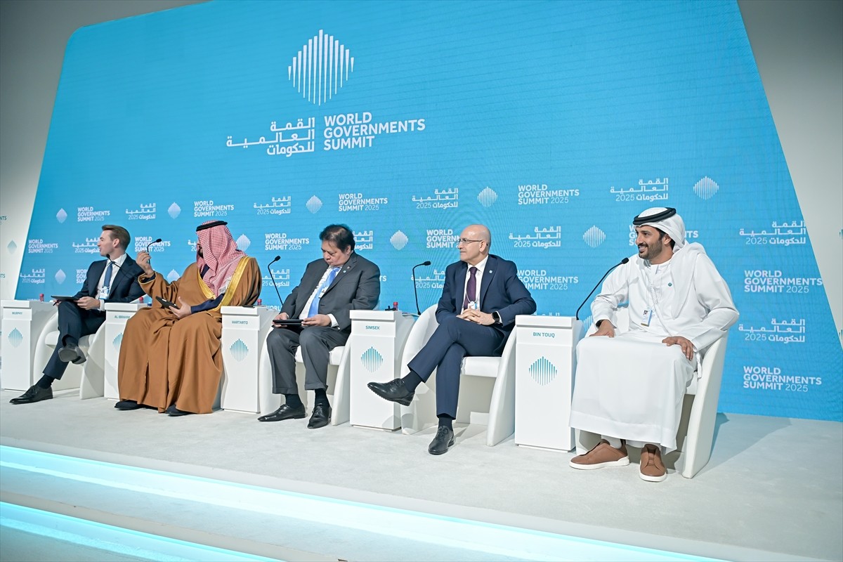 Hazine ve Maliye Bakanı Mehmet Şimşek (sağda), Birleşik Arap Emirlikleri'nin Dubai şehrinde...