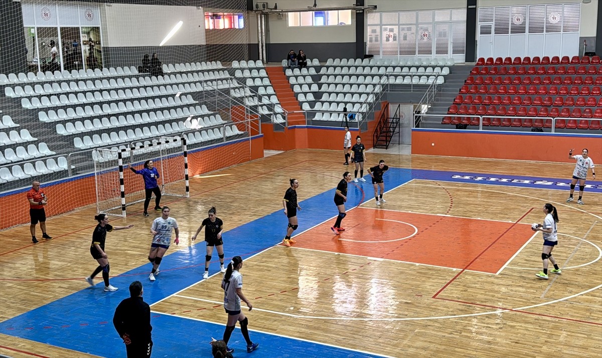 Hentbol Kadınlar Süper Lig'in 16. haftasında Bursa Büyükşehir Belediyespor ile Kırşehir...