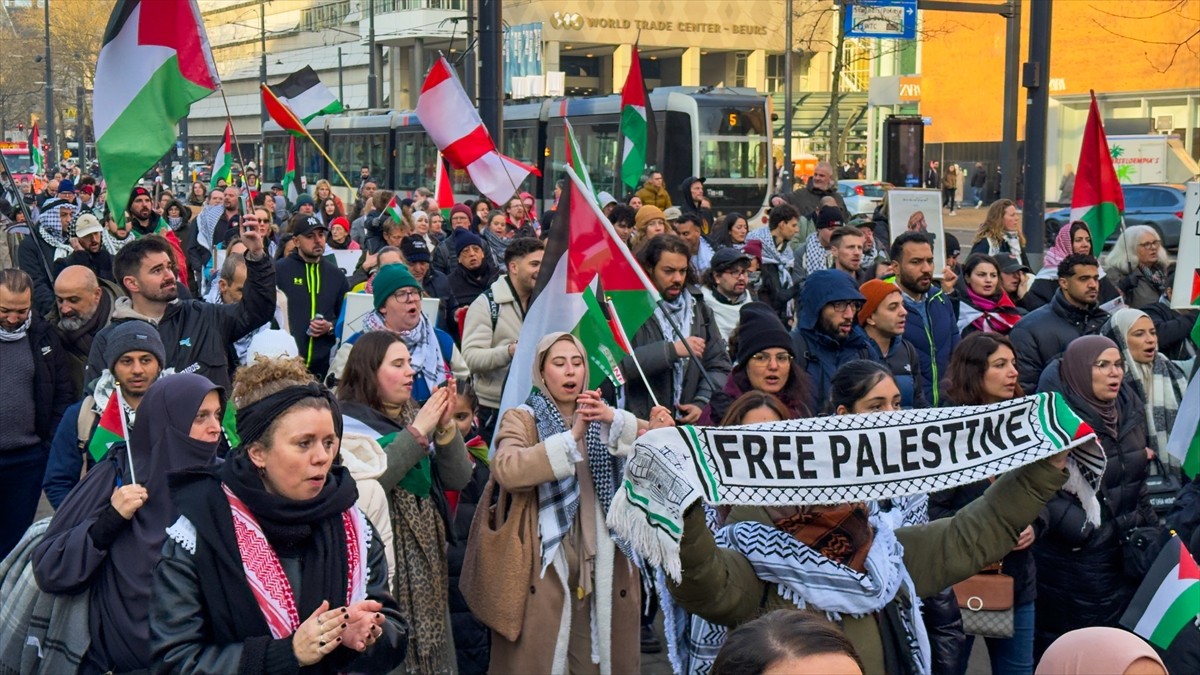 Hollanda'nın Rotterdam kentinde yüzlerce kişinin katılımıyla Filistin'e destek gösterisi yapıldı....