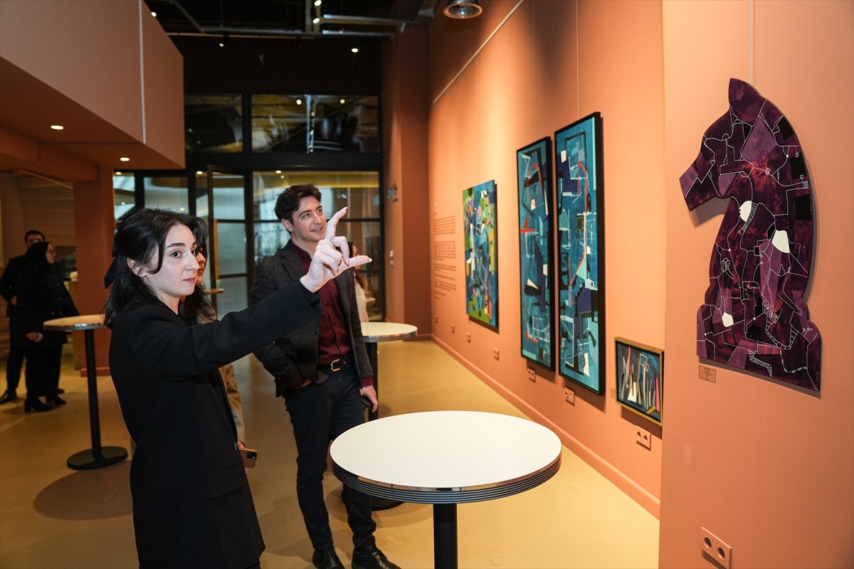 İç mimar ve tasarımcı Oğuz Yalım'ın "oyun" temalı sergisi "Daha X", başkentte açıldı. Sokratin...