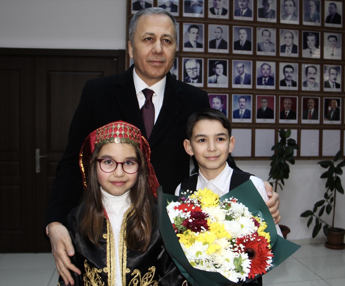 İçişleri Bakanı Ali Yerlikaya, programı kapsamında geldiği Sinop'ta, Valiliği ziyaret etti. Bakan...