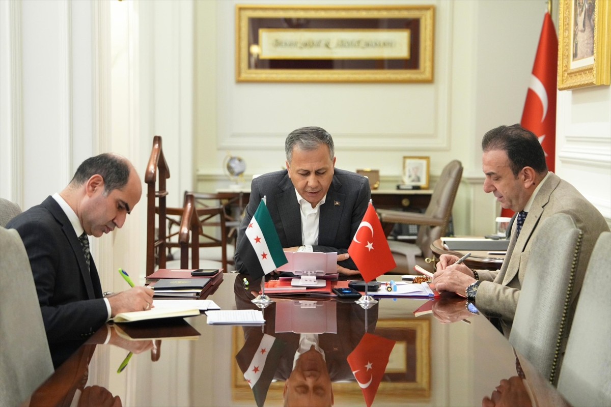 İçişleri Bakanı Ali Yerlikaya, Suriye İçişleri Bakanı Ali Kedde ile telefon görüşmesi...