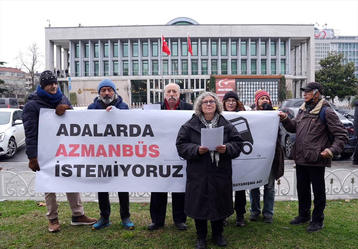 İETT'nin Büyükada'da hizmete aldığı ve Adalıların "azmanbüs" olarak adlandırdıkları elektrikli...
