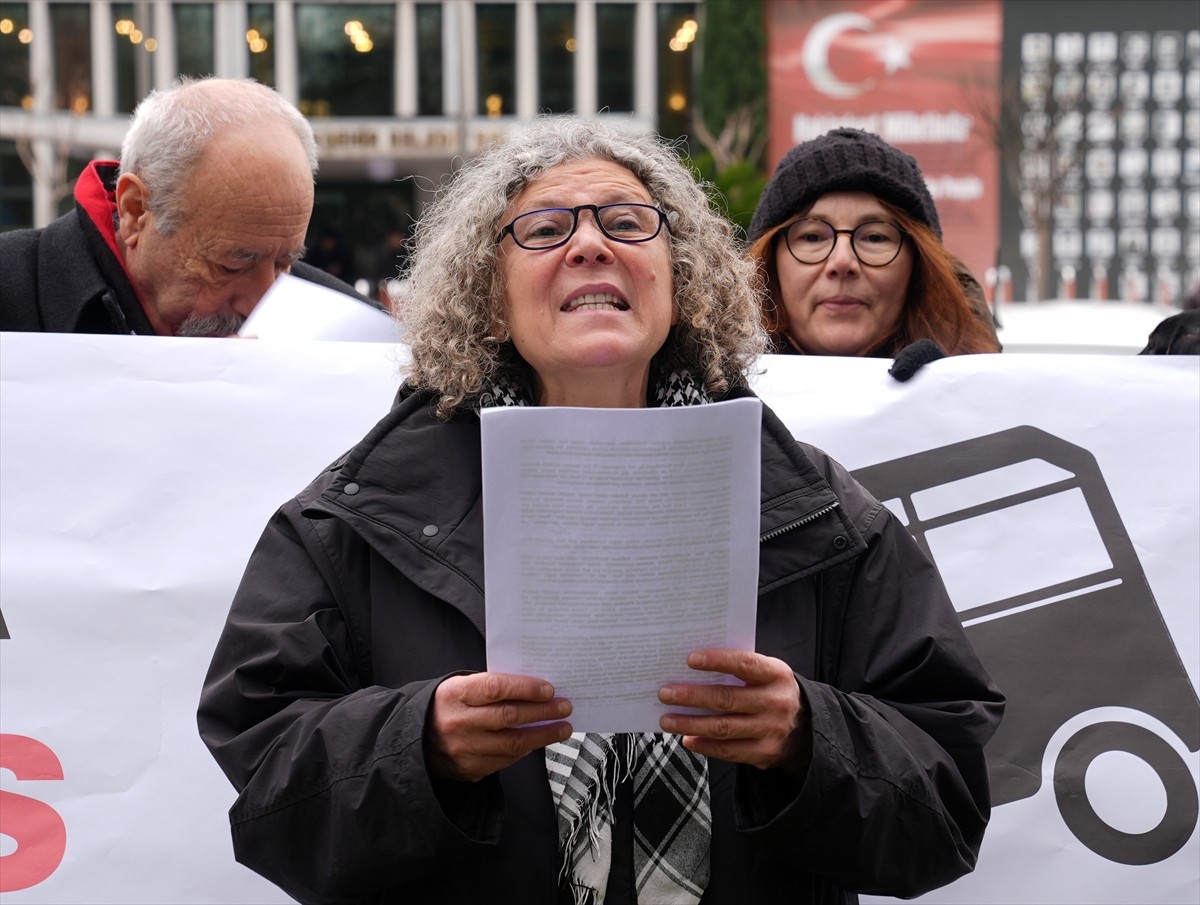 İETT'nin Büyükada'da hizmete aldığı ve Adalıların "azmanbüs" olarak adlandırdıkları elektrikli...