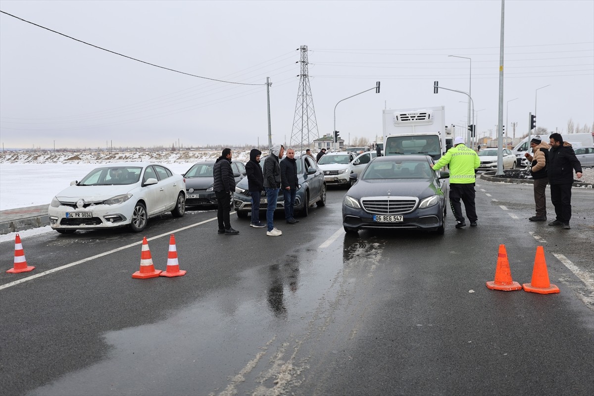 Iğdır'da aralıklarla etkili olan kar, bazı bölgelerde ulaşımda aksamalara neden oldu. Pamuk...