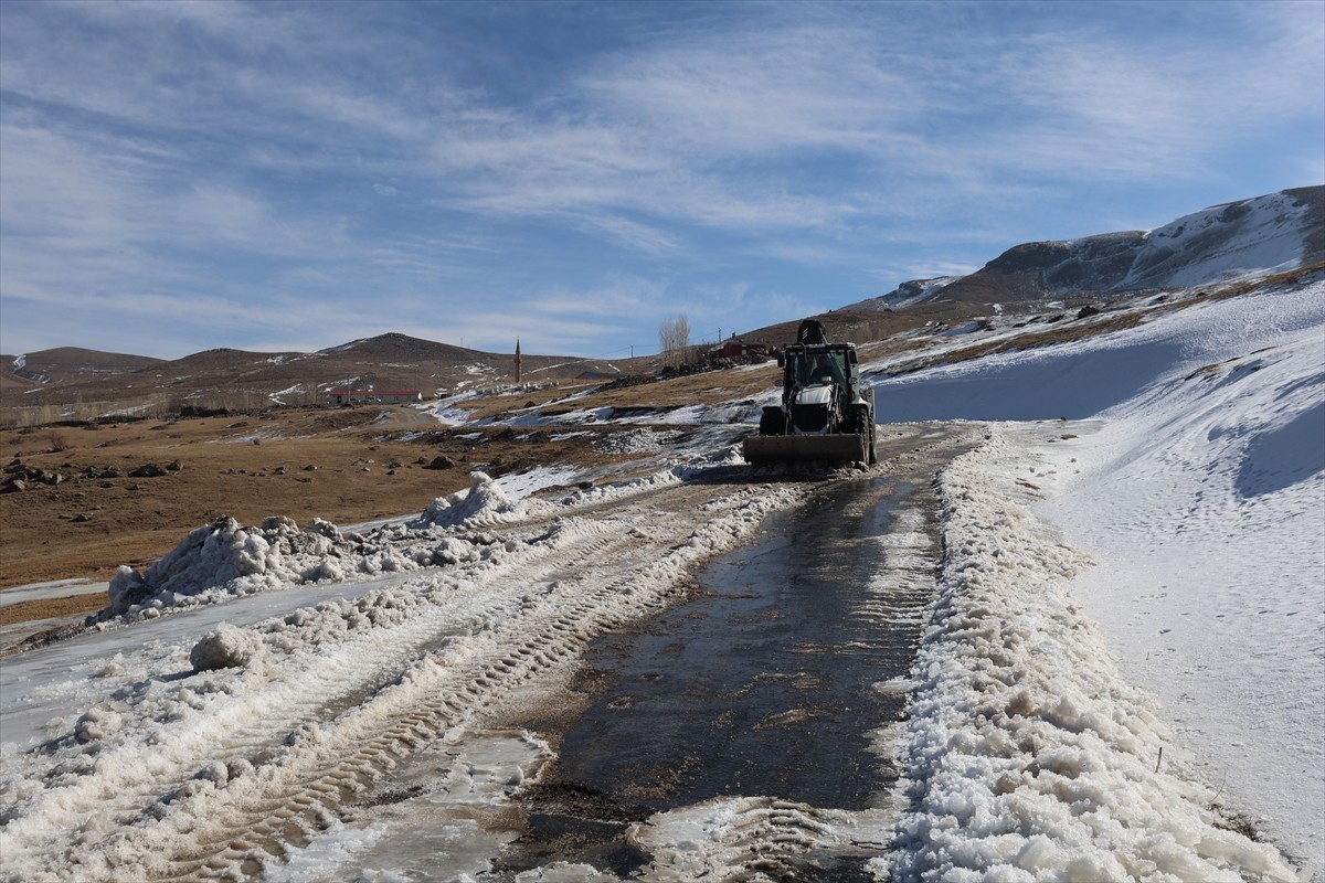 Iğdır'da olumsuz hava koşulları nedeniyle kapanan köy yollarında, İl Özel İdaresi ekiplerinin...