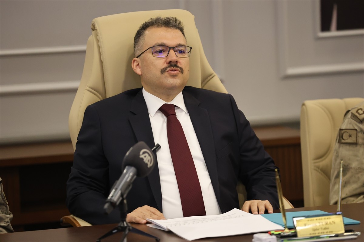 Iğdır Valiliğinde basın mensuplarıyla bir araya gelen Vali Ercan Turan (ortada), ocak ayında...