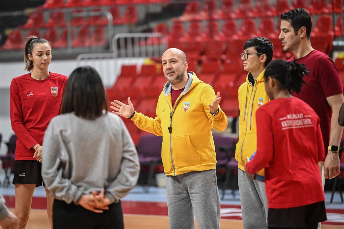 ING Kadınlar Basketbol Süper Ligi ekiplerinden Melikgazi Kayseri Basketbol'un başantrenörü Emre...