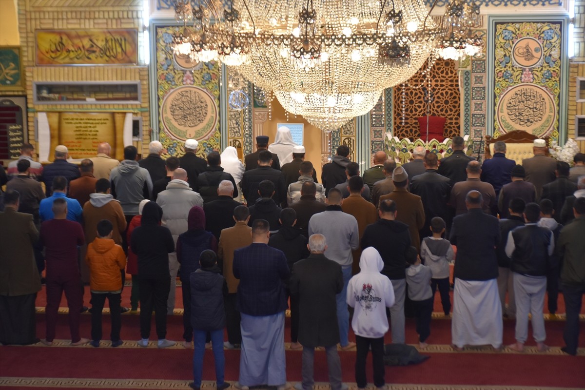 Irak'ın Kerkük kentindeki Müslümanlar, ramazan ayının ilk teravih namazını Büyük Nur Camisi’nde...