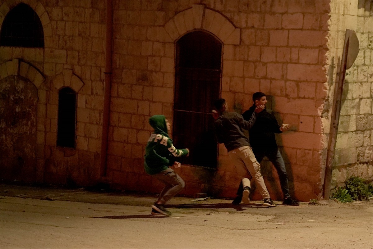 İşgal altındaki Batı Şeria’nın Nablus kentine baskın düzenleyen İsrail askerlerinin saldırısında...