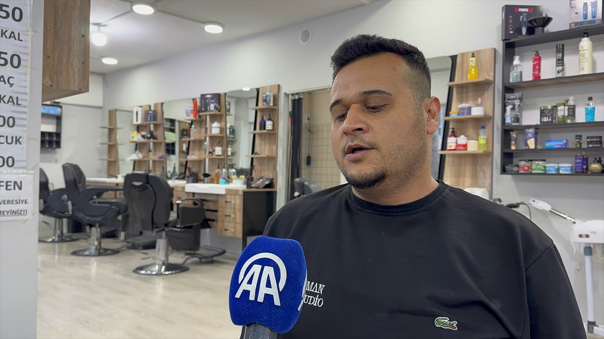 Isparta'da bir berber dükkanının alkollü oldukları iddia edilen 2 kişi tarafından taşlandı. Dükkan...