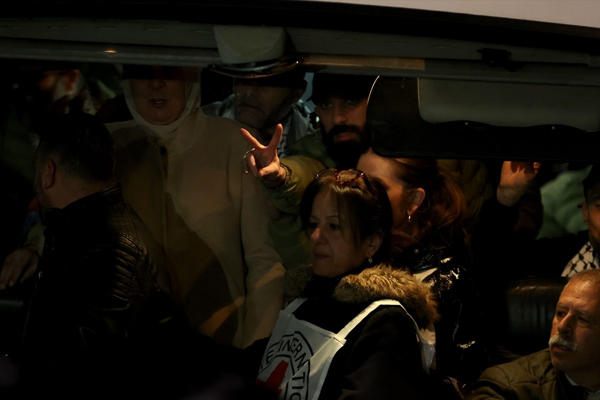 İsrail'in serbest bıraktığı Filistinli esirler, işgal altındaki Batı Şeria'nın Ramallah kentinde...