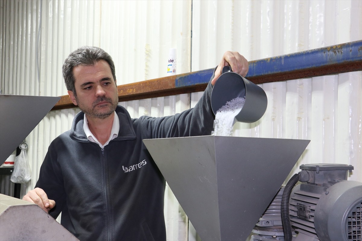 İstanbul'da 6 yıl modelistlik yaptıktan sonra Sakarya'ya gelen Hanife Kübra Birinci, eşinin...