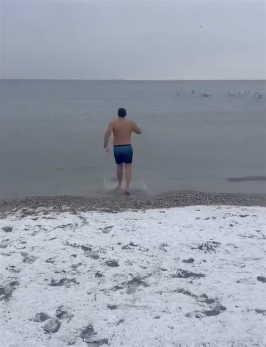 İstanbul'da kar yağışı nedeniyle ulaşımda aksamalar yaşanırken, Büyükçekmece sahiline gelen bir...