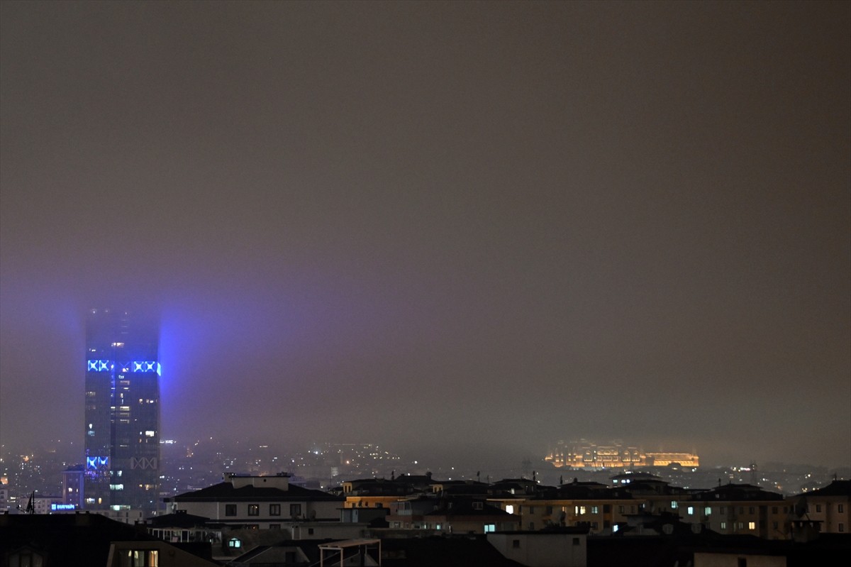 İstanbul'da sabah görülen sis, akşam saatlerinde de etkisini sürdürdü. Megakentin bazı...
