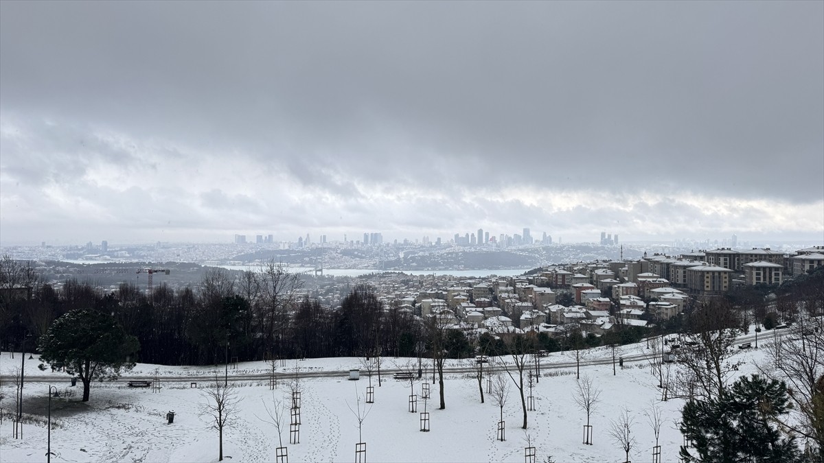 İstanbul'da sabah saatlerinden itibaren etkili olan kar yağışı, kentin yüksek kesimlerinde...