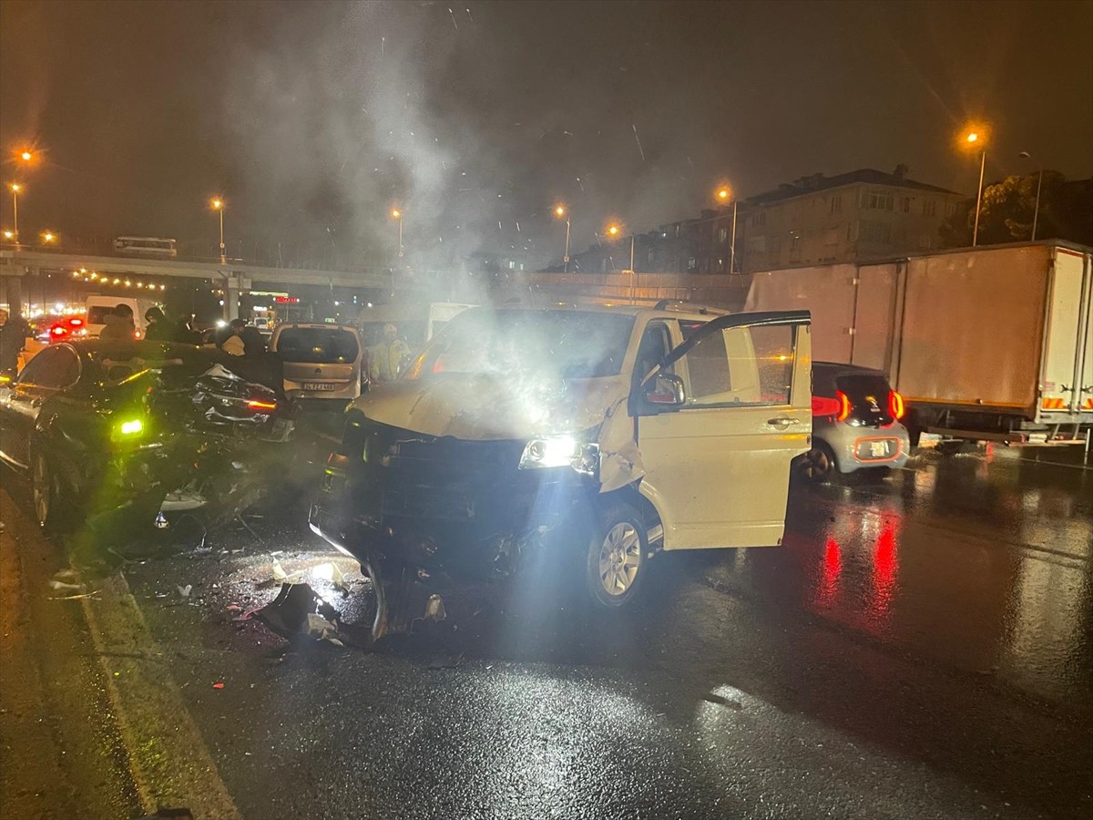 İstanbul'da TEM Otoyolu'nda 4 aracın karıştığı zincirleme trafik kazasında yaralanan 2 kişi...