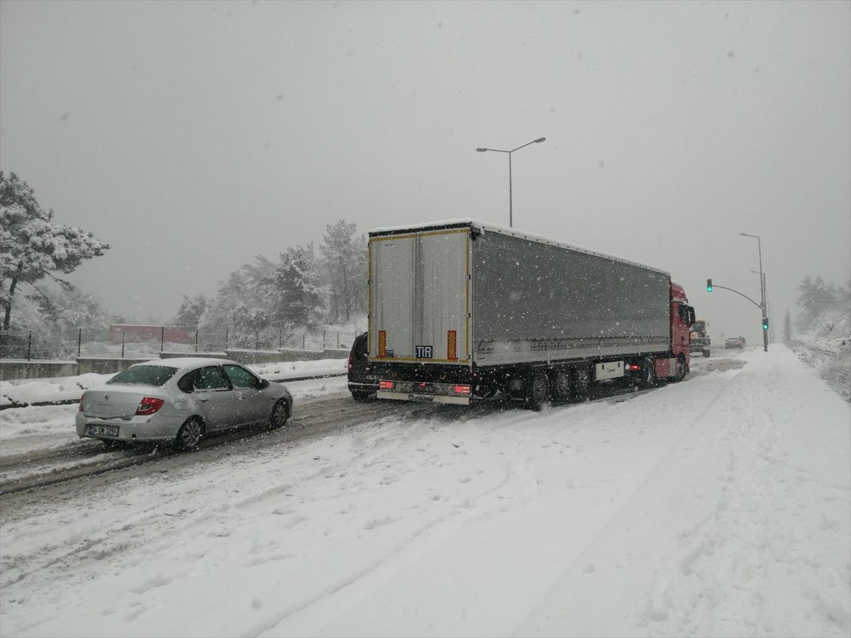 İstanbul&#039;un bazı ilçelerinde kar yağışı etkili oldu. Avrupa Yakası&#039;nda sabah saatlerinde başlayan...