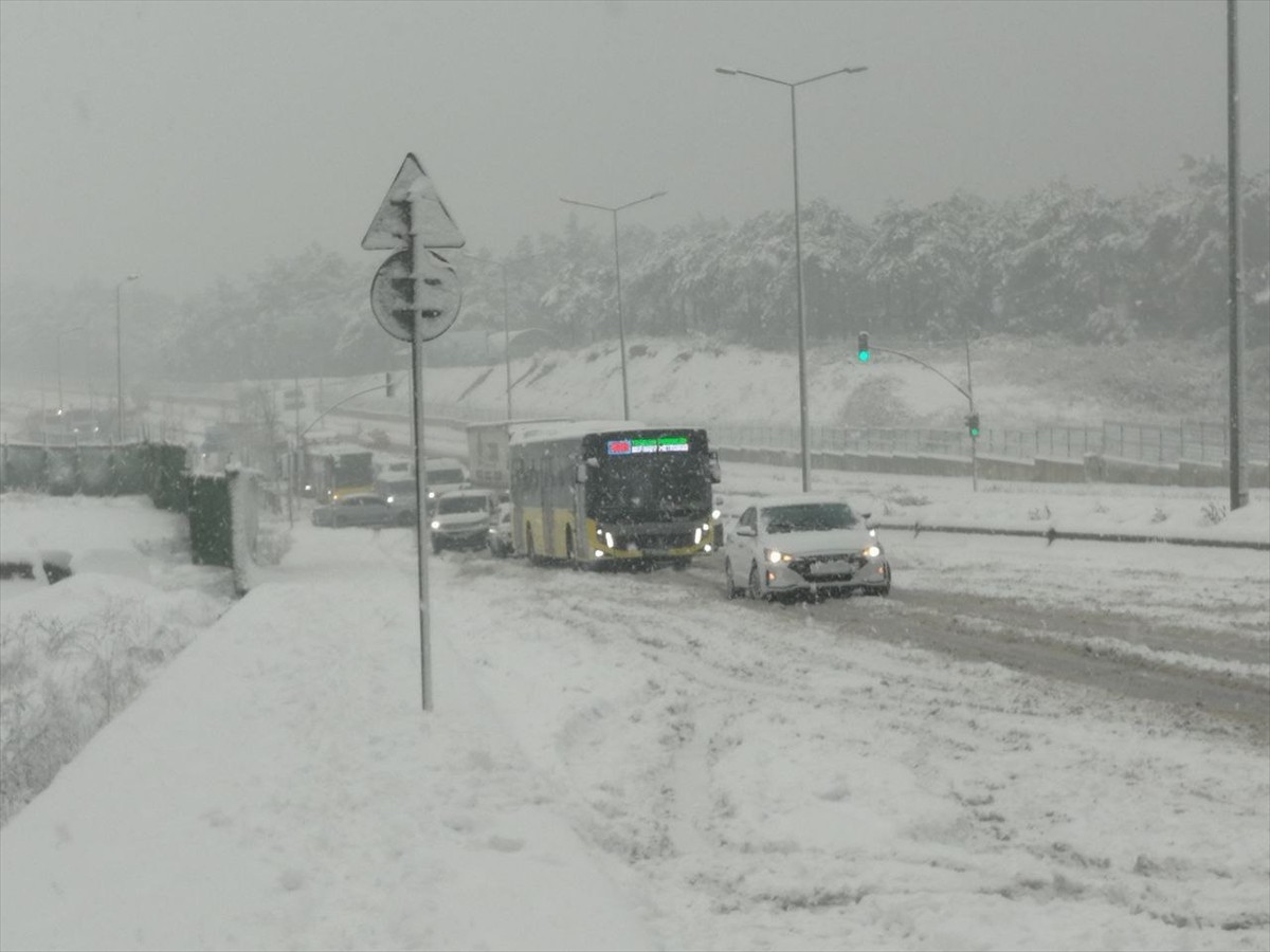 İstanbul&#039;un bazı ilçelerinde kar yağışı etkili oldu. Avrupa Yakası&#039;nda sabah saatlerinde başlayan...