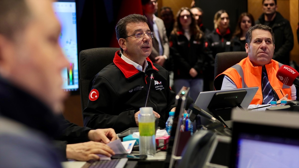 İstanbul Büyükşehir Belediye (İBB) Başkanı Ekrem İmamoğlu (sağ 2), kentte yaşanan olumsuz hava...